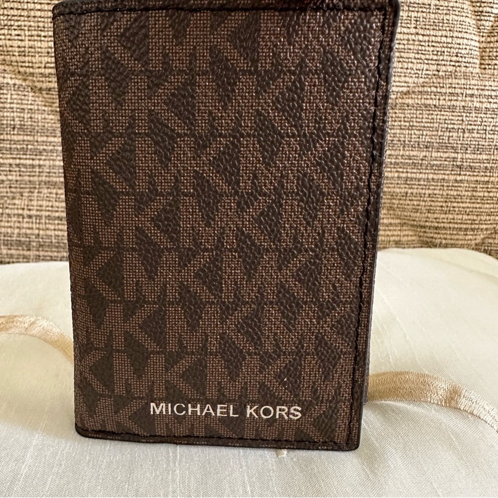 Malone Signature Logo Print Lined Trifold Wallet💕